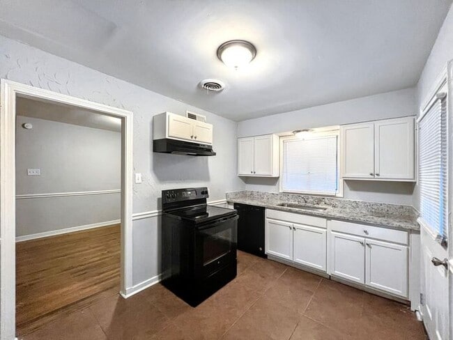 Building Photo - 4146 Rhodes Ave