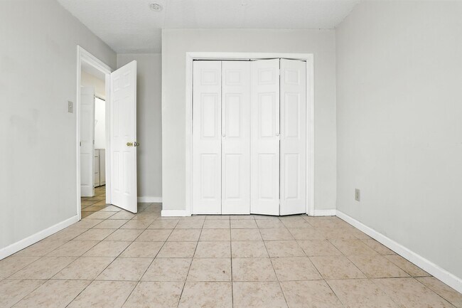 Building Photo - 8611 Valley Ledge Dr