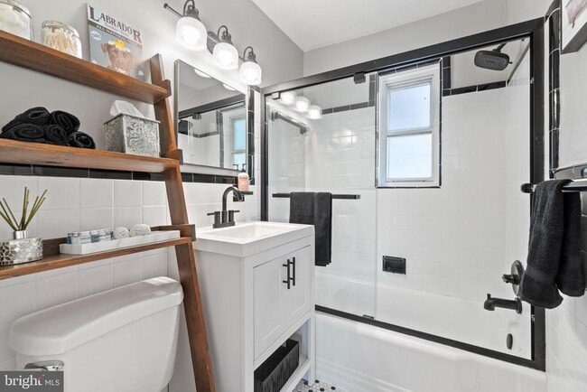 Building Photo - 110 E Rosemont Ave