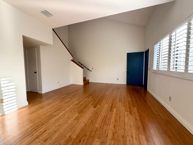 Building Photo - Light-filled, two-story 3-bedroom, 2.5-bath condo in the heart of Thousand Oaks!