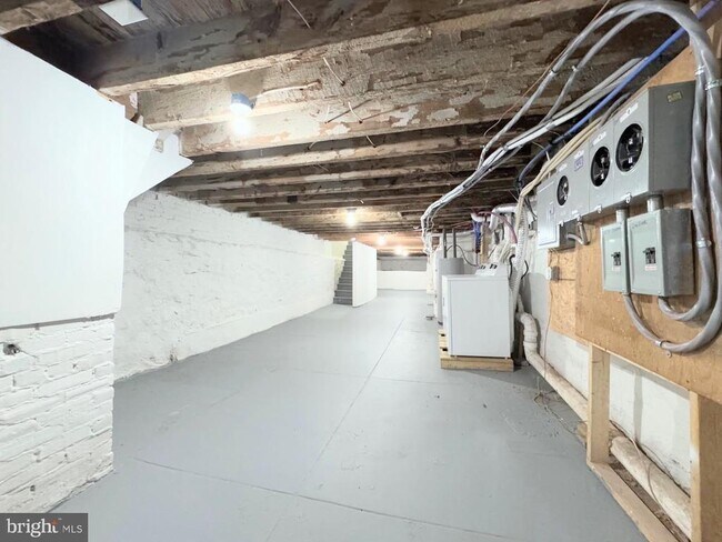 Building Photo - 319 E Lehigh Ave