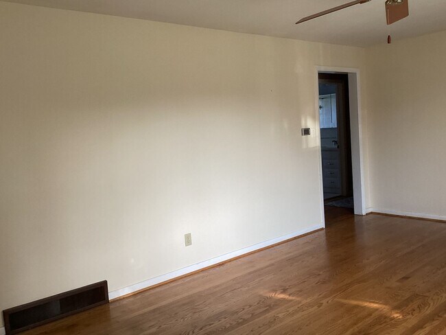 Building Photo - Roomy Updated Home in Established Neighbor...