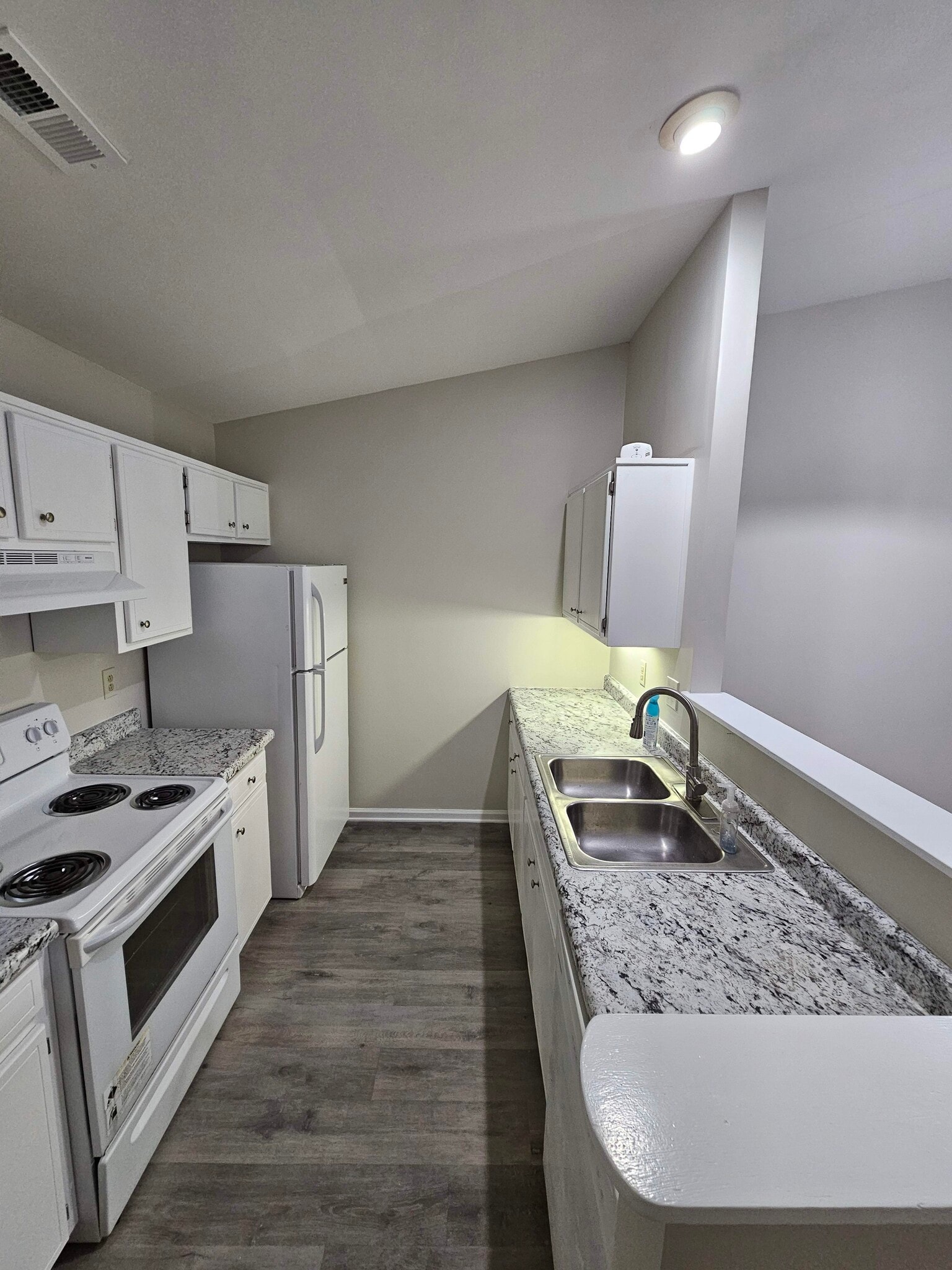 Building Photo - 102 Village Ct