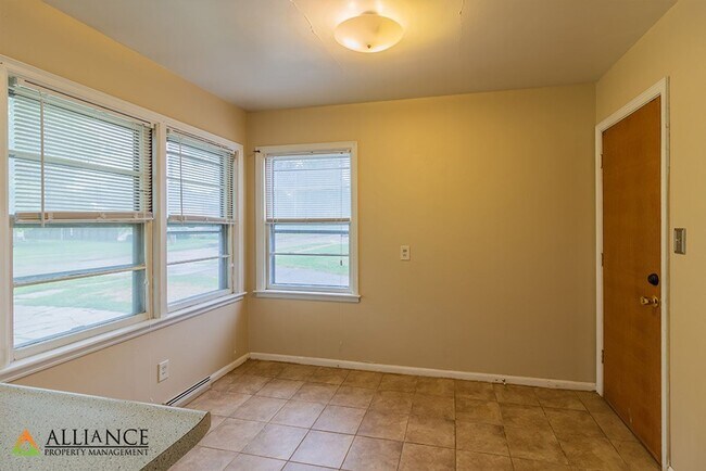 Building Photo - 1845 College Heights Rd