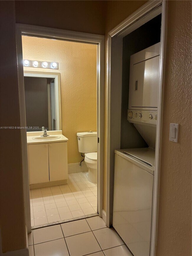 Building Photo - 1536 SE 25th St