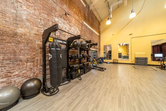 Building Photo - 341 Monmouth St