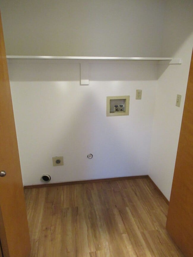 Building Photo - Large Three Bedroom in South Salem!