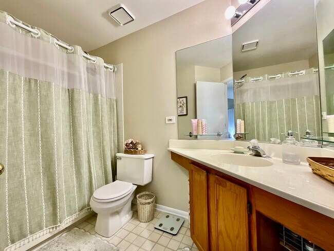 Building Photo - 547 Woodcrest Dr