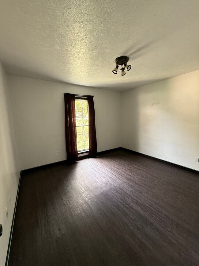 Building Photo - 360 Tall Oaks Dr