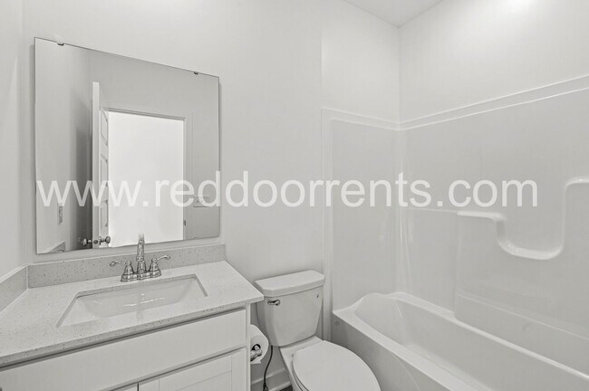 Building Photo - 2224 Boxwood Dr