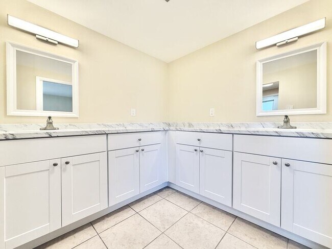 Building Photo - 8026 Brighton Dr