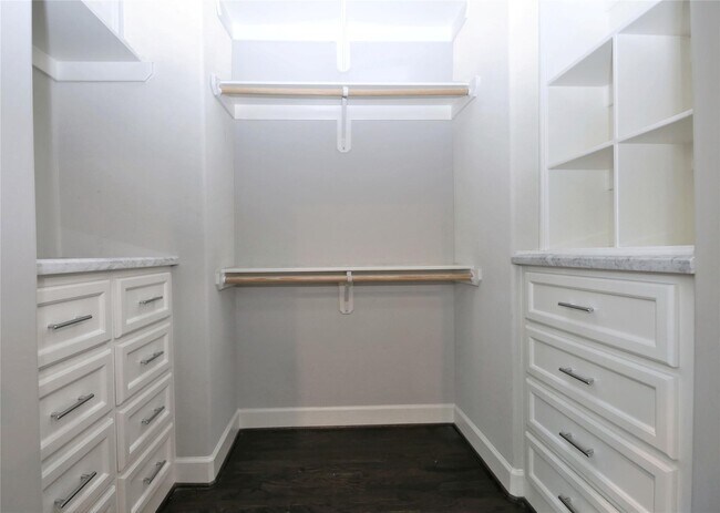 Building Photo - 2114 Bidwell Dr