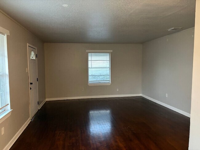 Building Photo - 5818 Glenhurst Dr