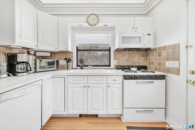 Building Photo - 70 Cranbury Rd