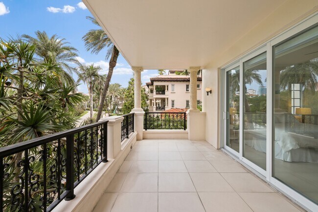 Building Photo - 19127 Fisher Island Dr