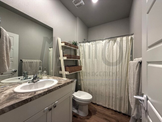 Building Photo - Stunning Windhaven Home