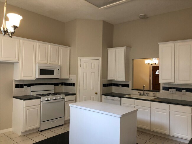 Building Photo - 818 Oak Lodge Ct