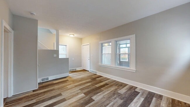 Building Photo - Edgewater Neighborhood - 3 bedroom - 2 Bat...