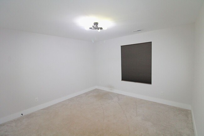 Building Photo - Modern 3-Bedroom Home with Fenced Yard & U...