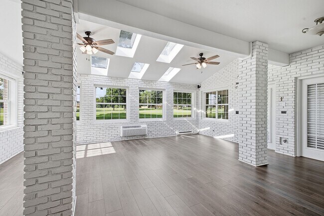 Building Photo - 408 W Fairway Ct