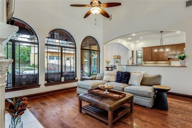 Building Photo - Luxury Tuscan Villa Retreat with Lake Views