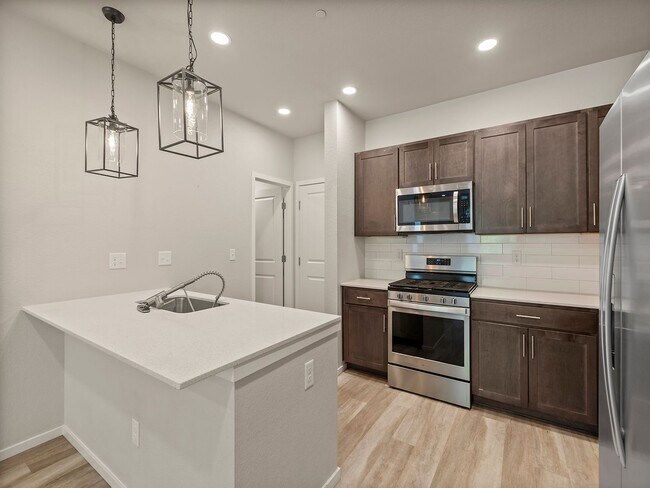 Building Photo - Beautiful 3 Bed 2.5 Bath Townhome in North East Fort Collins!