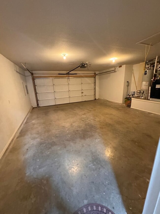 Building Photo - Welcome to your new home sweet home in the charming Los Colinas area!