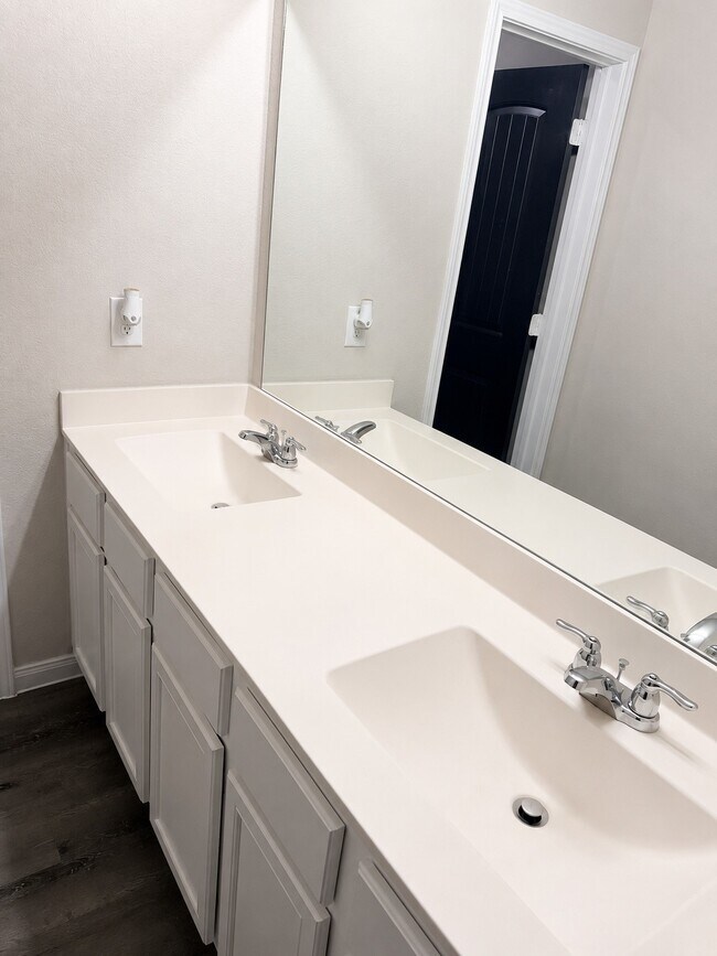 Building Photo - 2291 Raider Dr