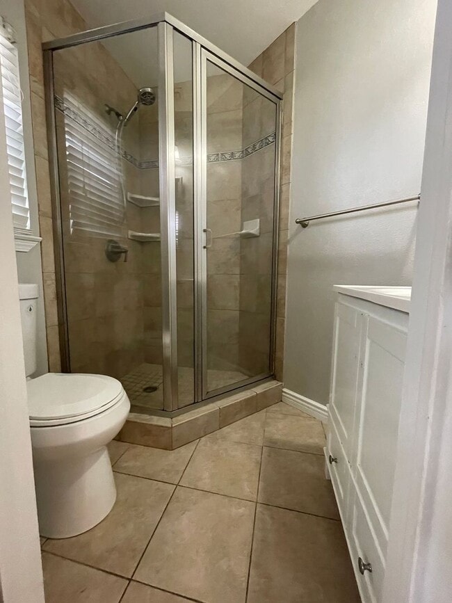 Building Photo - 4014 E Fedora Ave