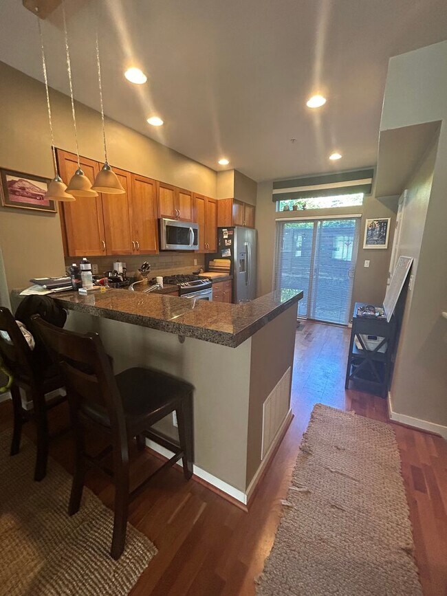 Building Photo - 2106 Yakima Ct S