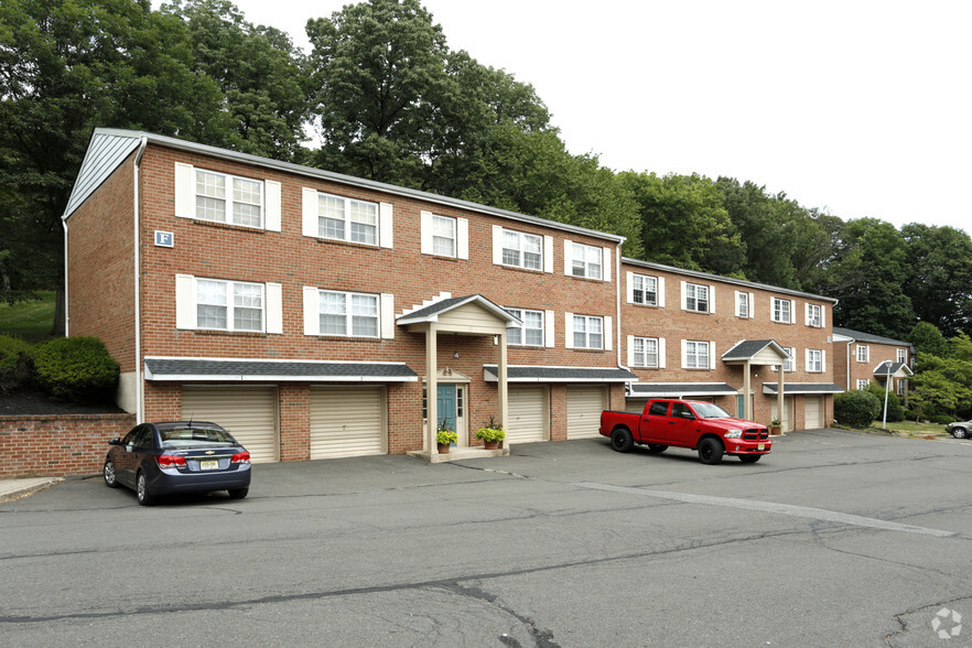 Building Exterior - Pine Crest Apartments