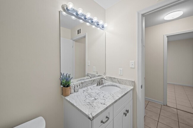 Building Photo - Southside Savannah Gem – 4BR Home in Windsor Forest with Sunroom & Patio