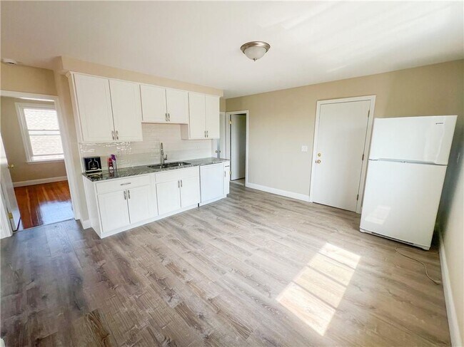 Building Photo - 37 Old Oak Ave