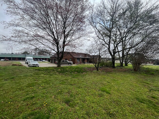 Building Photo - 120 Roy Dr