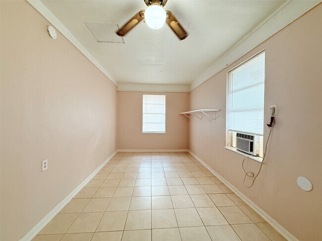 Building Photo - 208 Laurie Ln