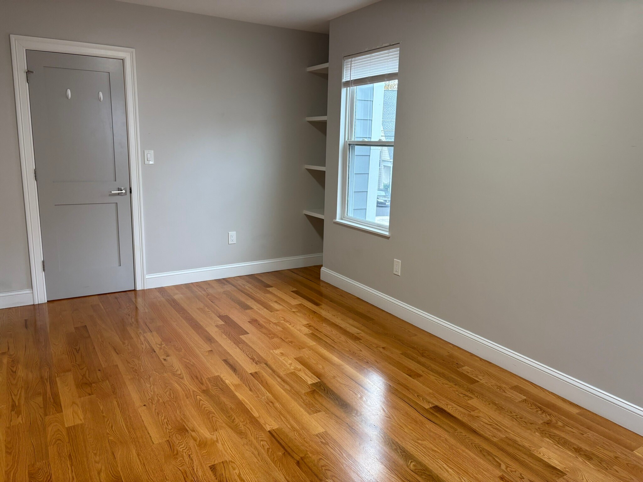 Building Photo - 595 Main St