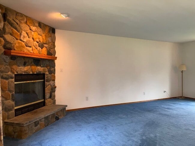 Building Photo - Spacious 4 bedroom, 2.5 Bath Two Story Home
