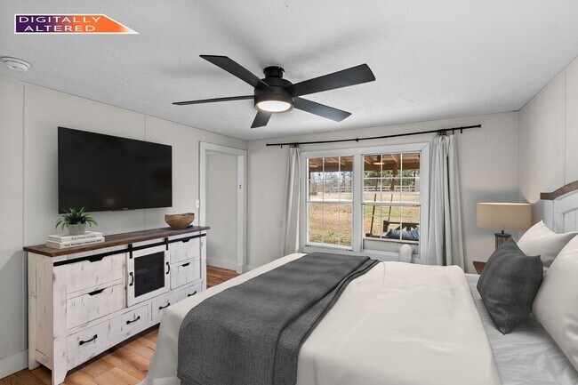 Building Photo - Ranch with 6 Acres!