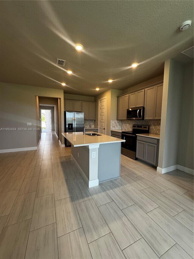 Building Photo - 6712 Cloverdale Ave