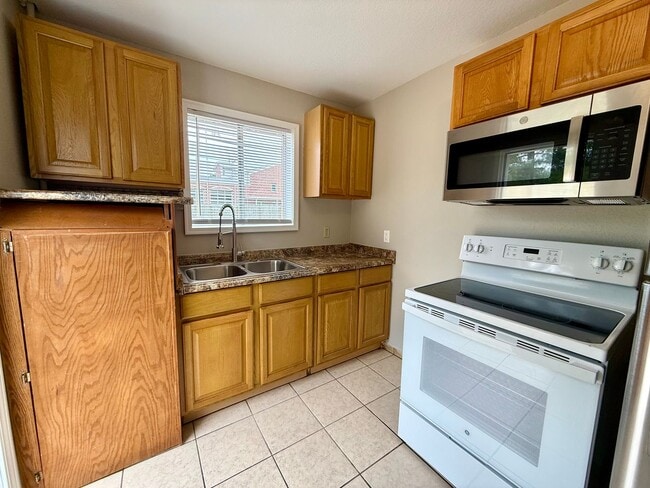 Building Photo - 204 N 16th Ave