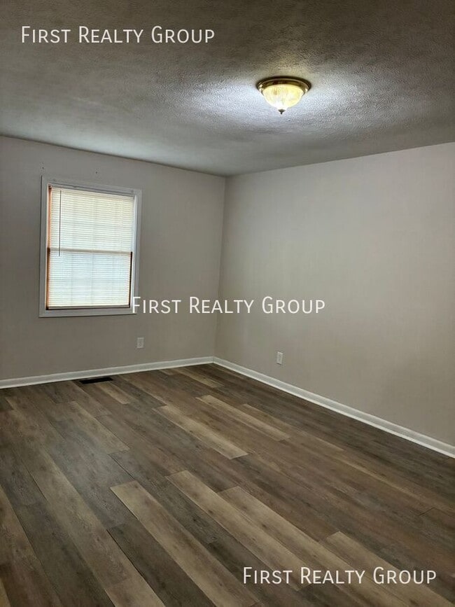 Building Photo - 904 Forest Ave