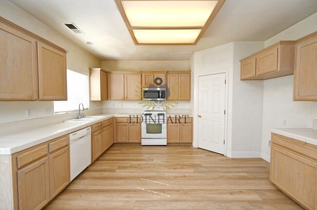 Building Photo - 6083 E Andrews Ave