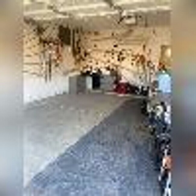 Building Photo - 4 Bedroom, 2 1/2 Bath Available Now!