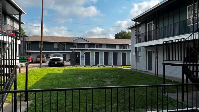 Building Photo - 427 Hollyvale Dr