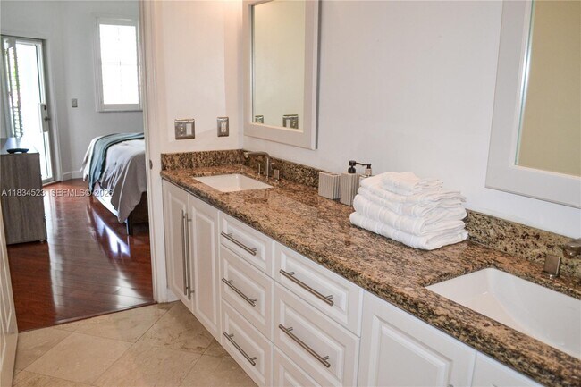 Building Photo - 3255 NE 184th St