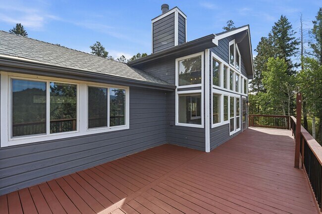 Building Photo - Beautiful mountain home