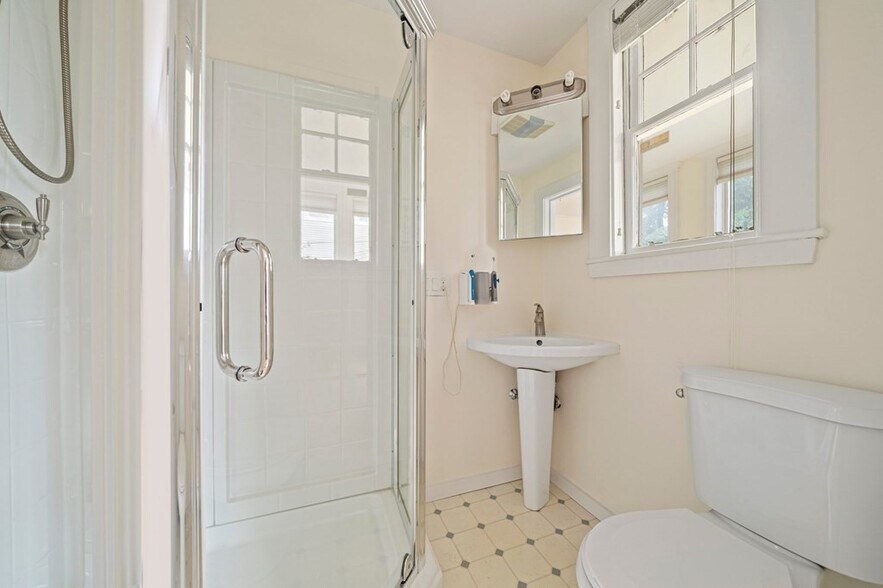 Building Photo - 108 Trowbridge St