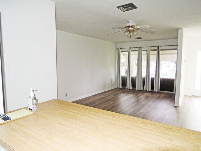 Building Photo - 322 Colony Ln