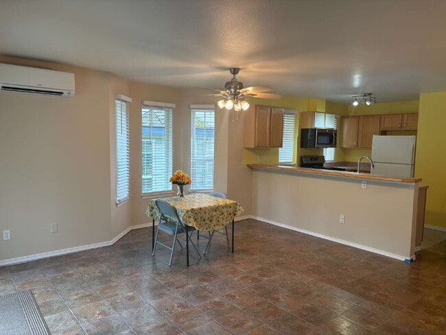 Building Photo - Bright, Spacious Townhome with Stylish Upgrades in Pinehurst/Roosevelt