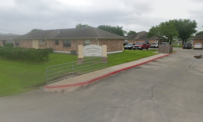 Building Photo - 1207 Miracle Dr